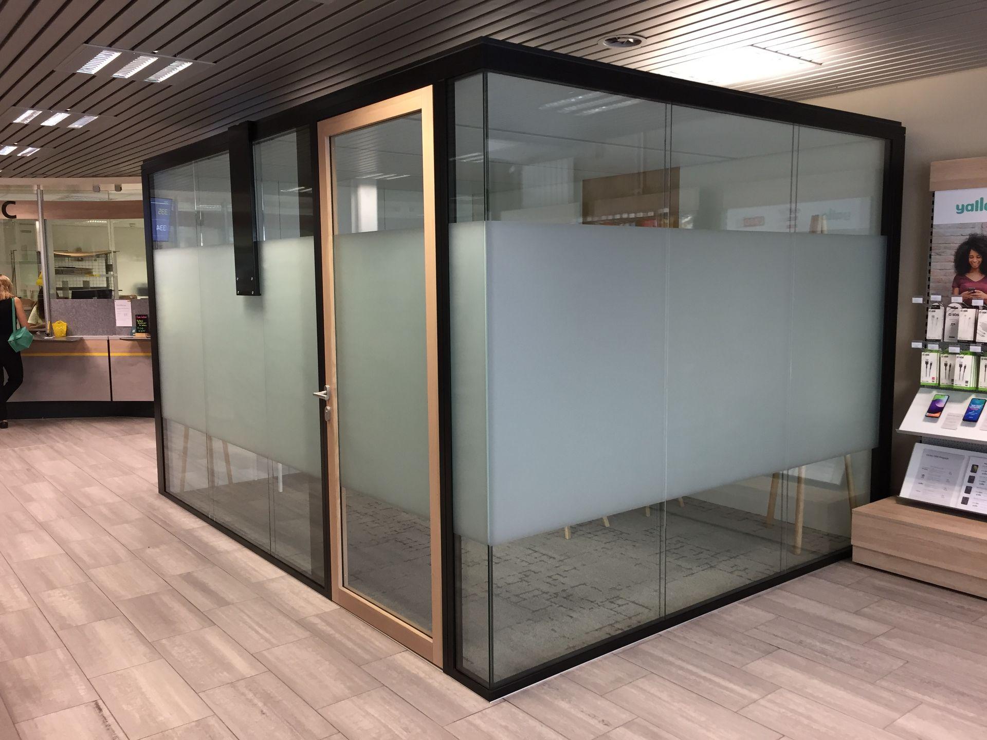 Sitzungszimmer mit Milchglas-Sichtschutzfolie – Glasfolierung von Lettra Design