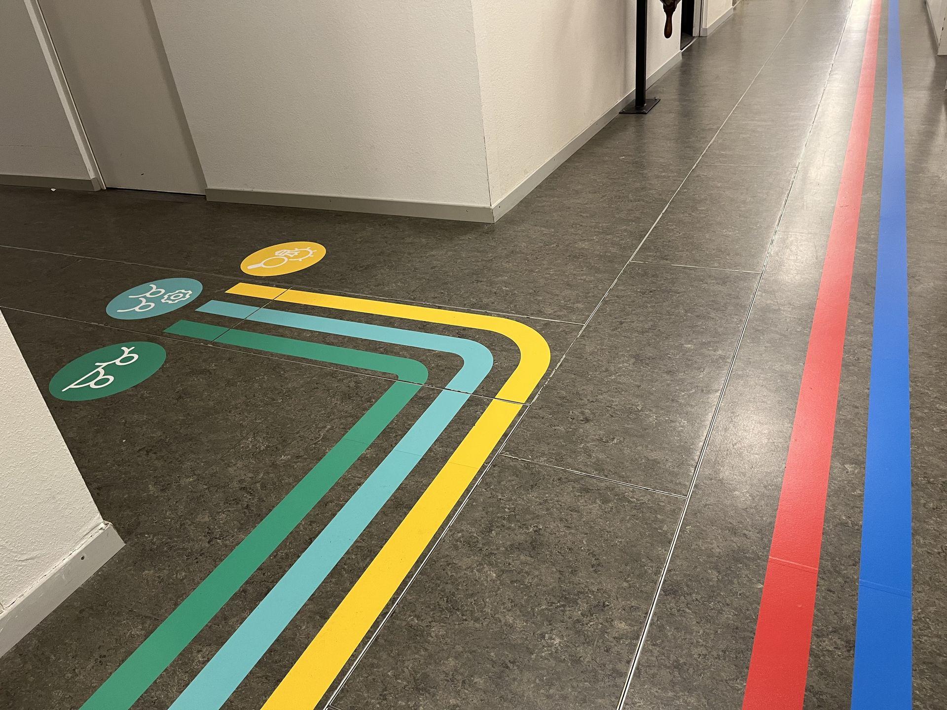 Farbiges Bodenleitsystem – Signaletik von Lettra Design