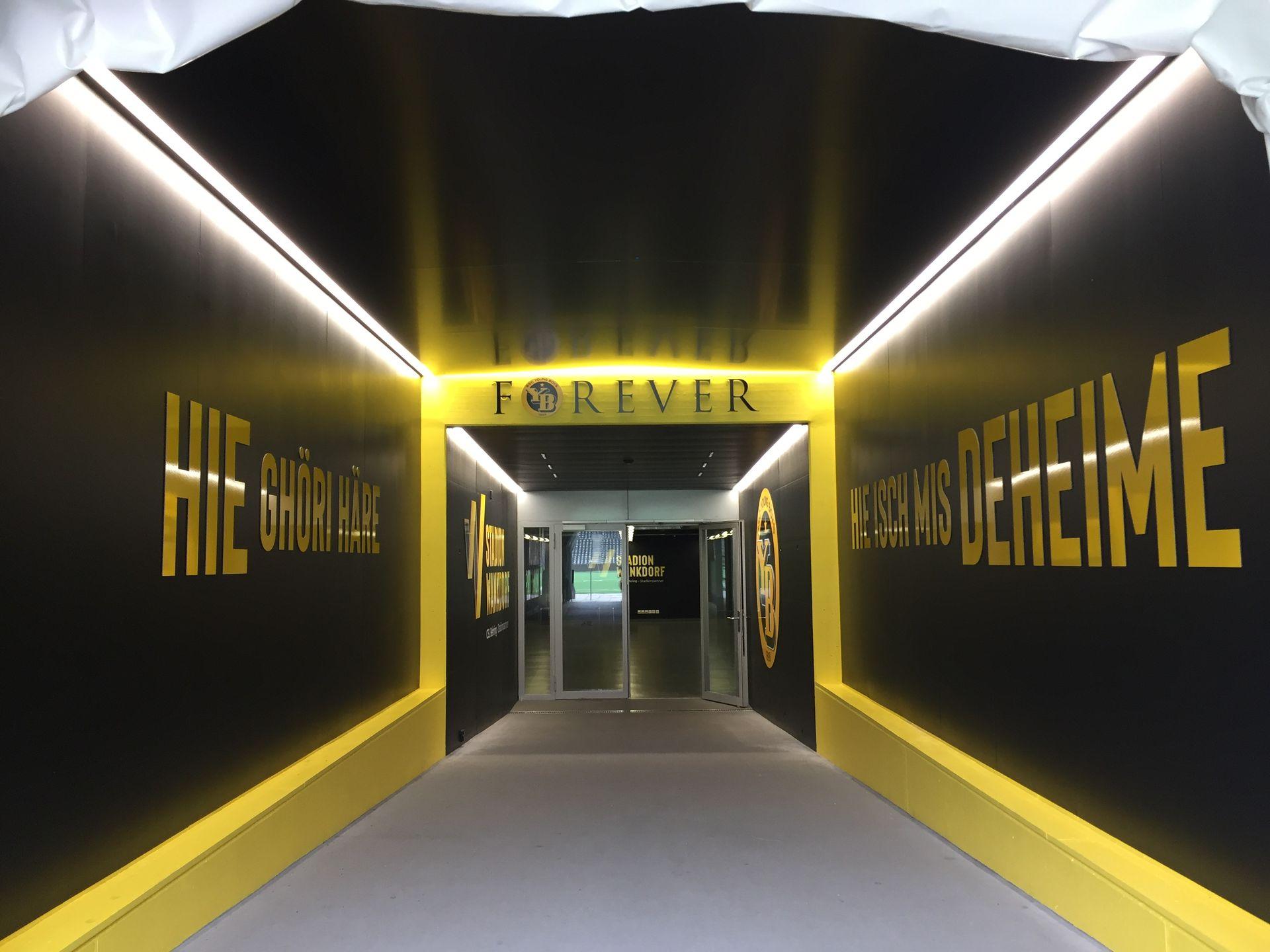 Beleuchteter Spielertunnel mit 3D-Schriftzügen – Cutter und 3D von Lettra Design