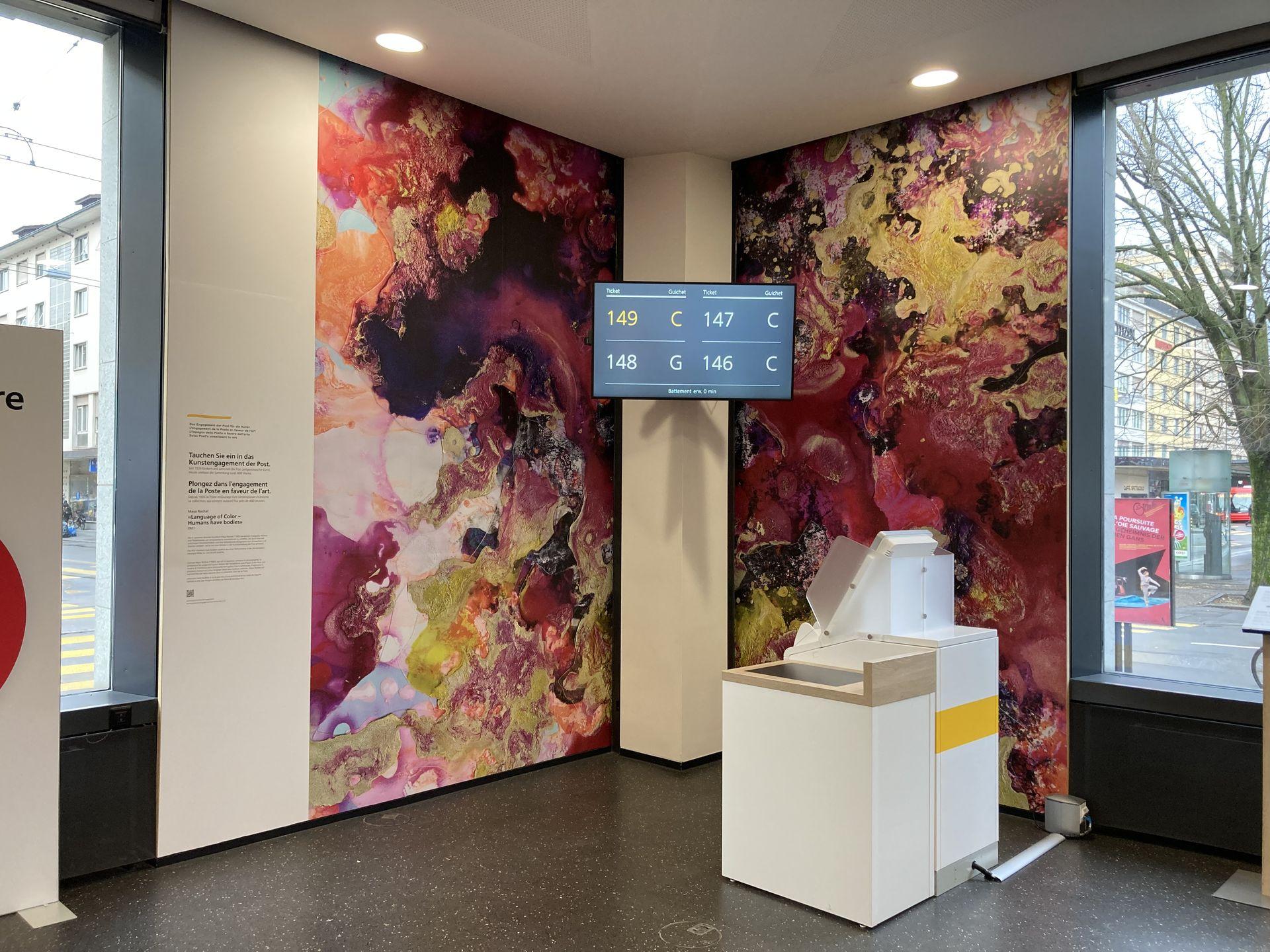 Grossformatige Blumenmotive als Wandfolierung – realisiert von Lettra Design