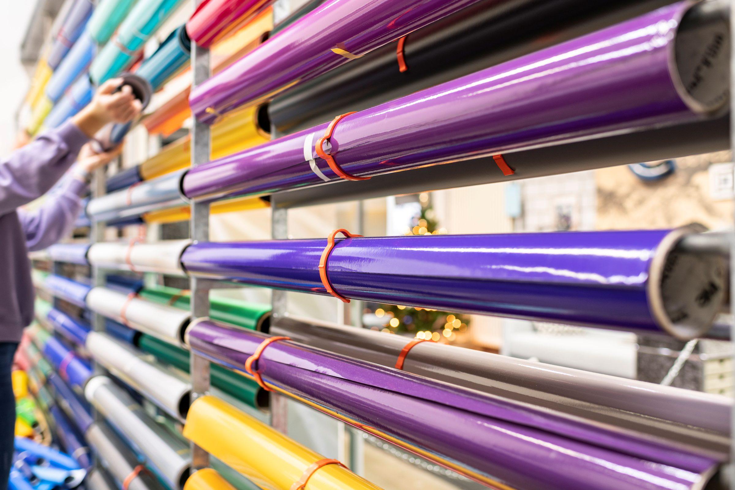 Farbige Folienrollen im Lager von Lettra Design in Bern-Liebefeld